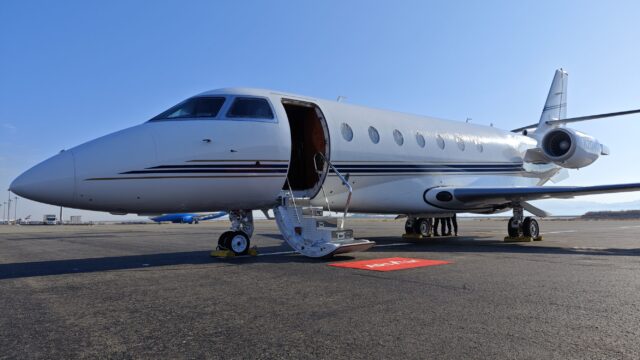 What are the Advantages of Private Jets? A Comparison with Commercial Airlines in Terms of Travel Time and Cost.