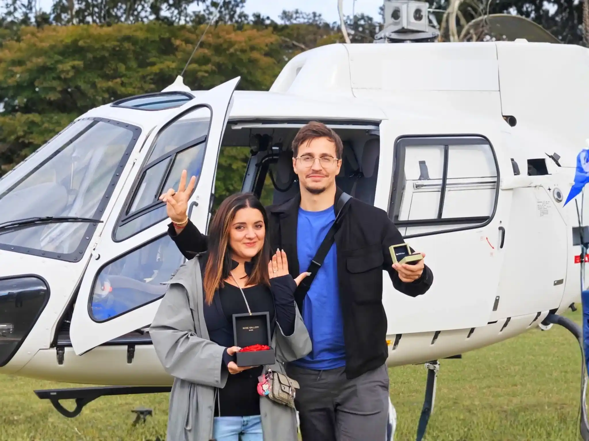 Free photography in front of the helicopter