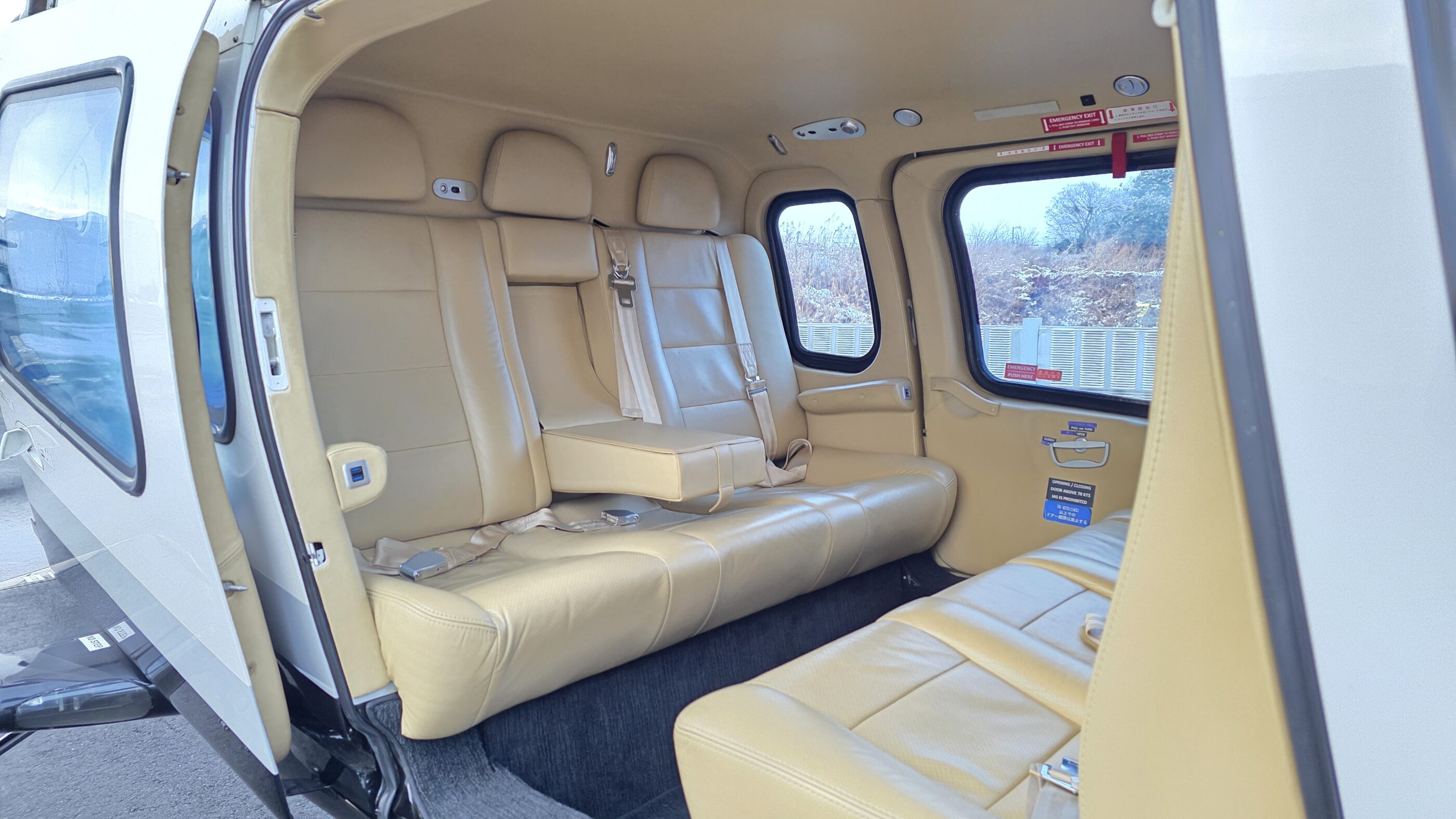 包租整架大型贵宾直升机，最多可搭载五人